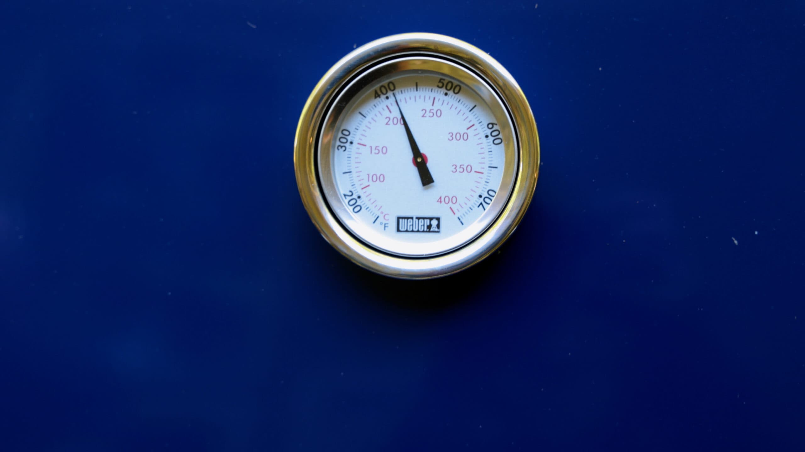 Blue grill with temperature showing 400 degrees Fahrenheit.
